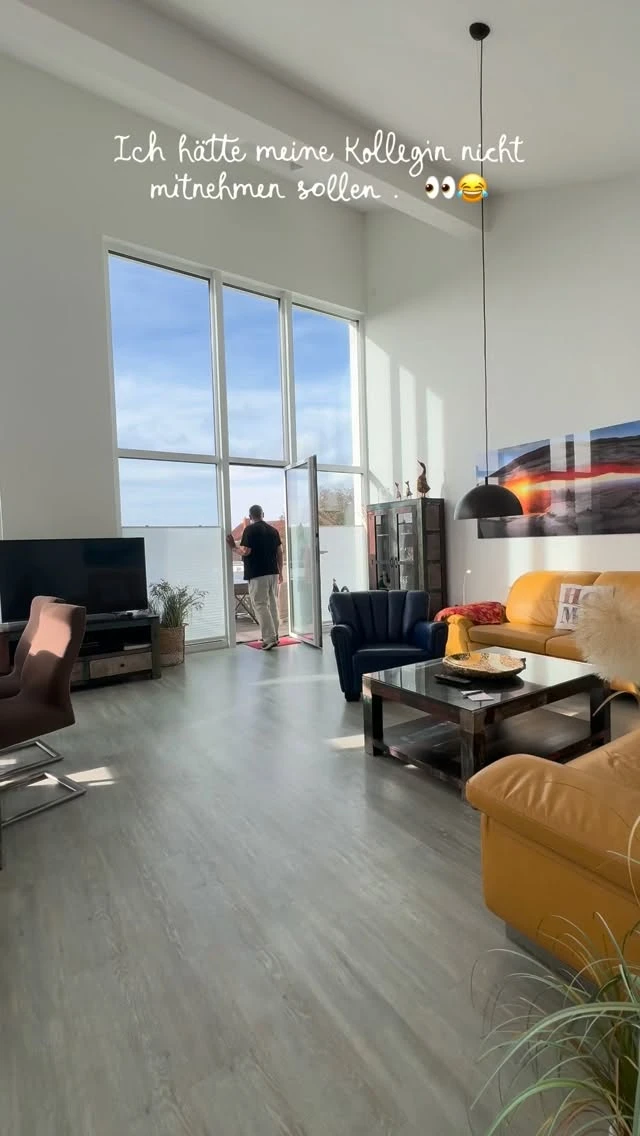 Eigentlich wollten wir euch nur kurz eine Ferienwohnung zeigen … aber meine Kollegin hat wohl schon Urlaubsmodus aktiviert. 😂☕️
Bei 105 m², zwei Schlafzimmern und mehreren Balkonen kann man sich…