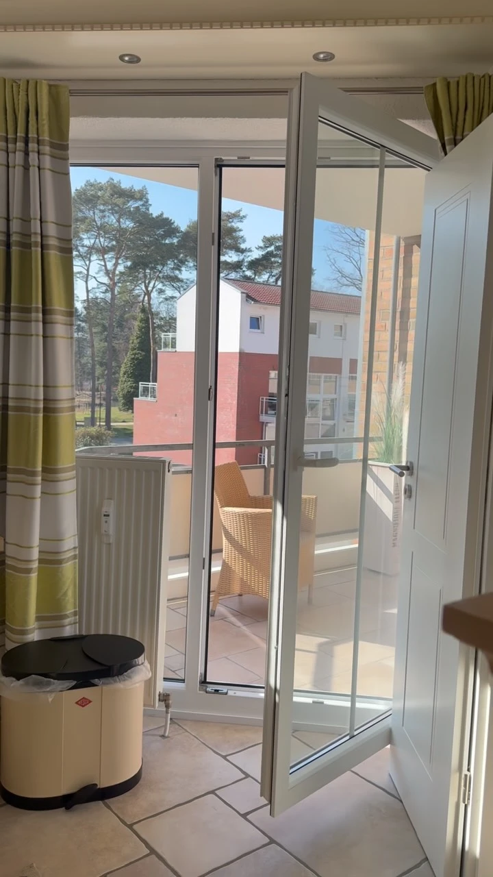 30 Meter bis zum Strand. Mehr Argumente braucht’s eigentlich kaum. 🌊
Mitten in Scharbeutz, Balkon ins Grüne, Platz für bis zu 3 Personen – und der Hund darf natürlich mit. 🐾
Dazu gibt’s im Haus…